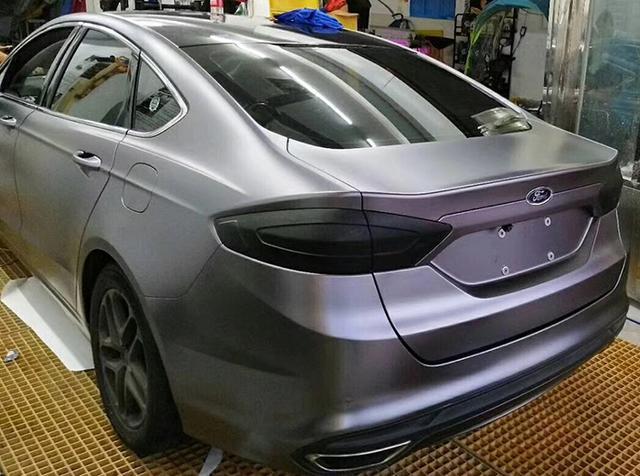 蒙迪歐電光炭灰 當經典轎跑邂逅爆款改色，演繹移動冰霜美學